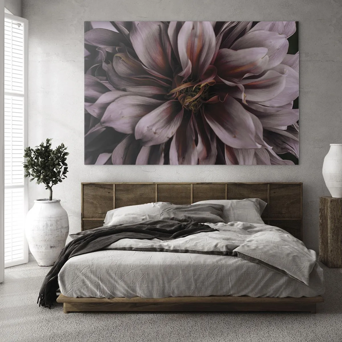 Glasbild - Bild auf glas - Nahaufnahme einer dunklen Blume mit violetten und burgunderfarbenen Blütenblättern - 70x50cm - Ein Blumenherz - Moderne Wanddekoration für Wohnzimmer und Schlafzimmer ARTTOR