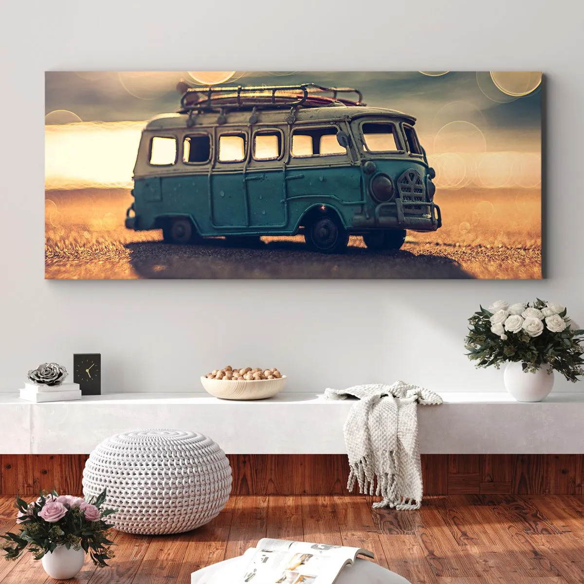Bild auf Leinwand - Leinwandbild - Retro-Bus gegen verschwommenes Licht - 120x50cm - Das Ende der Idole: Geld und Arbeit - Moderne Wanddekoration für Wohnzimmer und Schlafzimmer ARTTOR