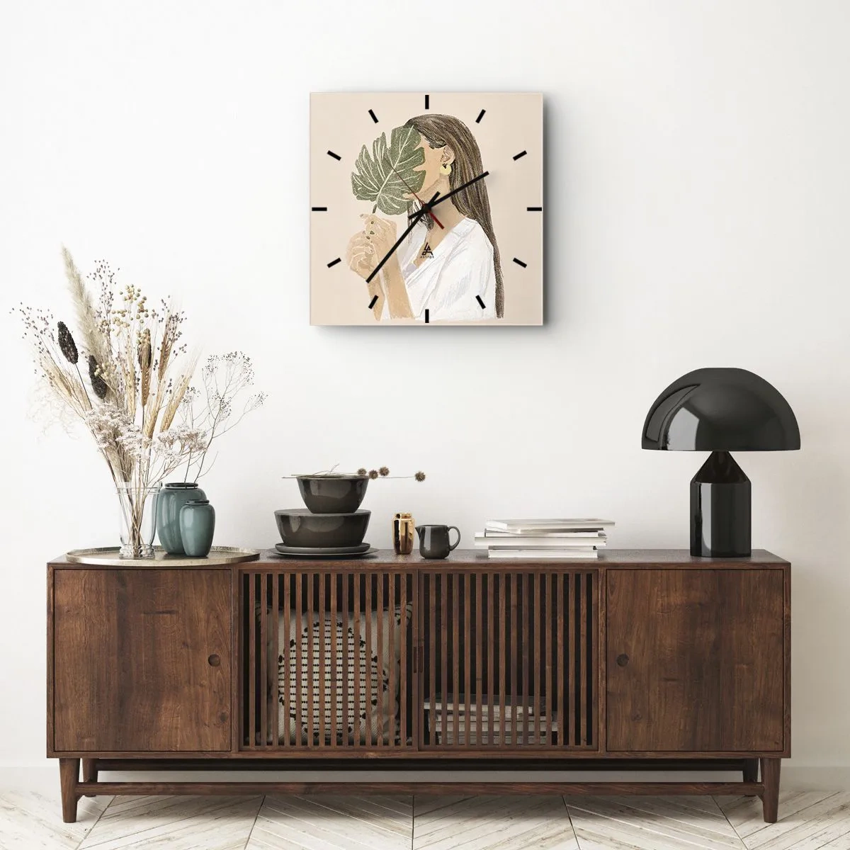 Wanduhr - Glasuhr - Porträt einer Frau mit einem Monstera-Blatt auf beigem Hintergrund - 30x30cm - Geheimnisvolles Porträt mit Fächer - Moderne Wanddekoration für Wohnzimmer und Schlafzimmer ARTTOR