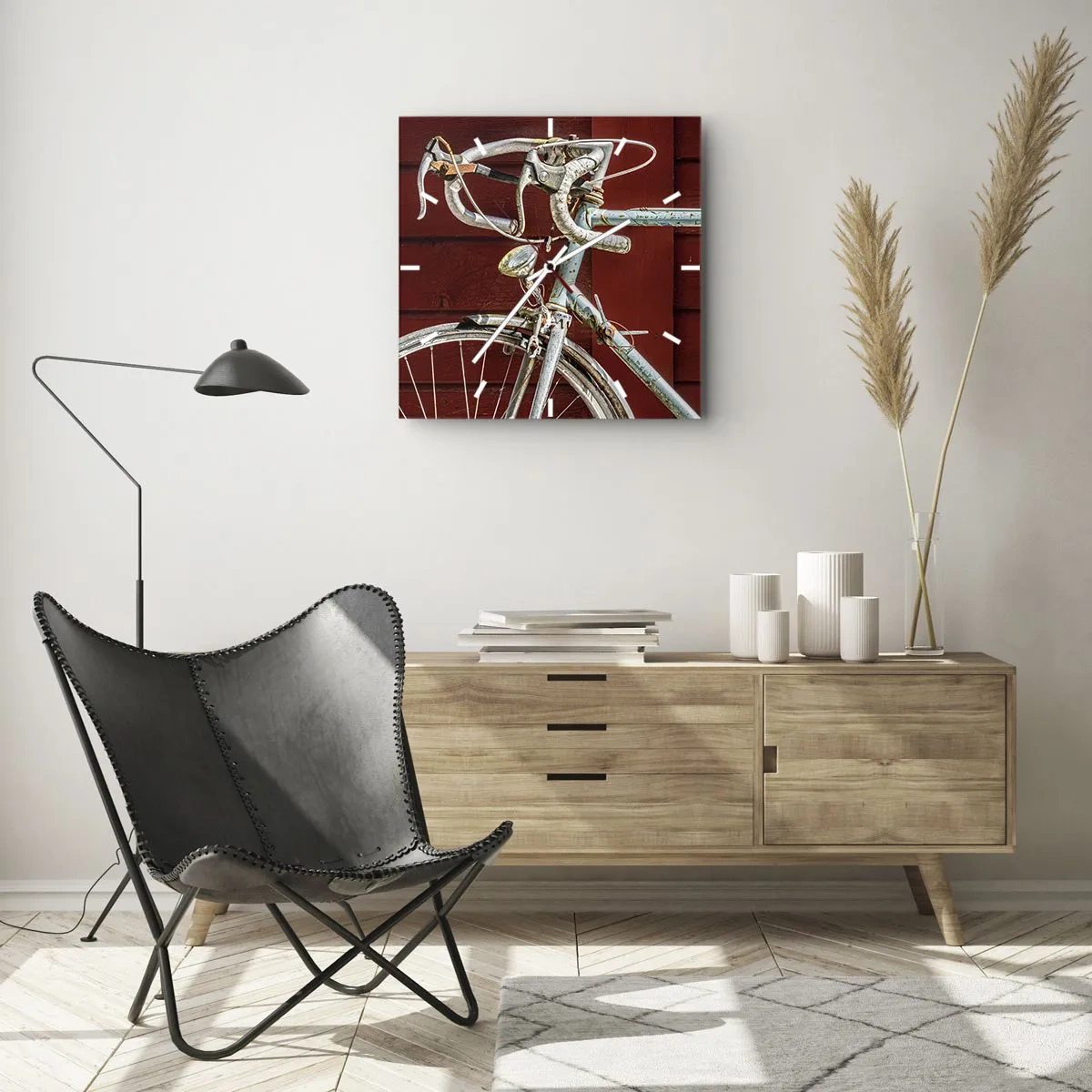 Wanduhr - Glasuhr - Ein Vintage-Fahrrad vor einer roten Holzwand - 30x30cm - Geschaffen um zu siegen - Moderne Wanddekoration für Wohnzimmer und Schlafzimmer ARTTOR