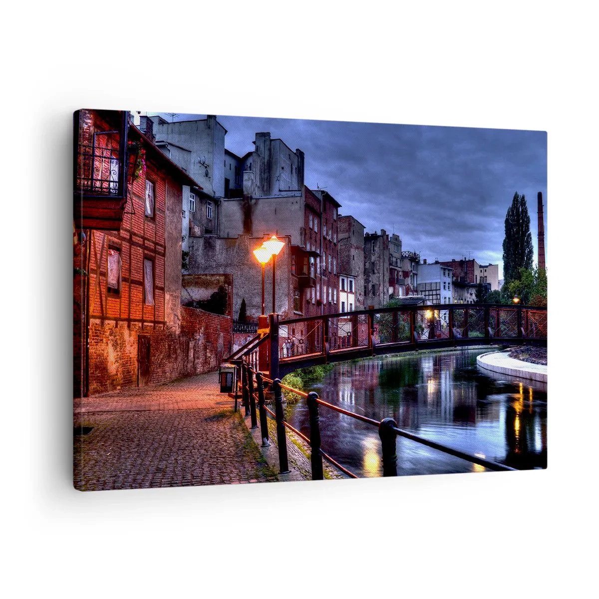 Bild auf Leinwand - Leinwandbild - Abendlicher Blick auf die Mietshäuser und die Brücke über den Kanal - 70x50cm - Solches Bydgoszcz kannte man nicht - Moderne Wanddekoration für Wohnzimmer und Schlafzimmer ARTTOR