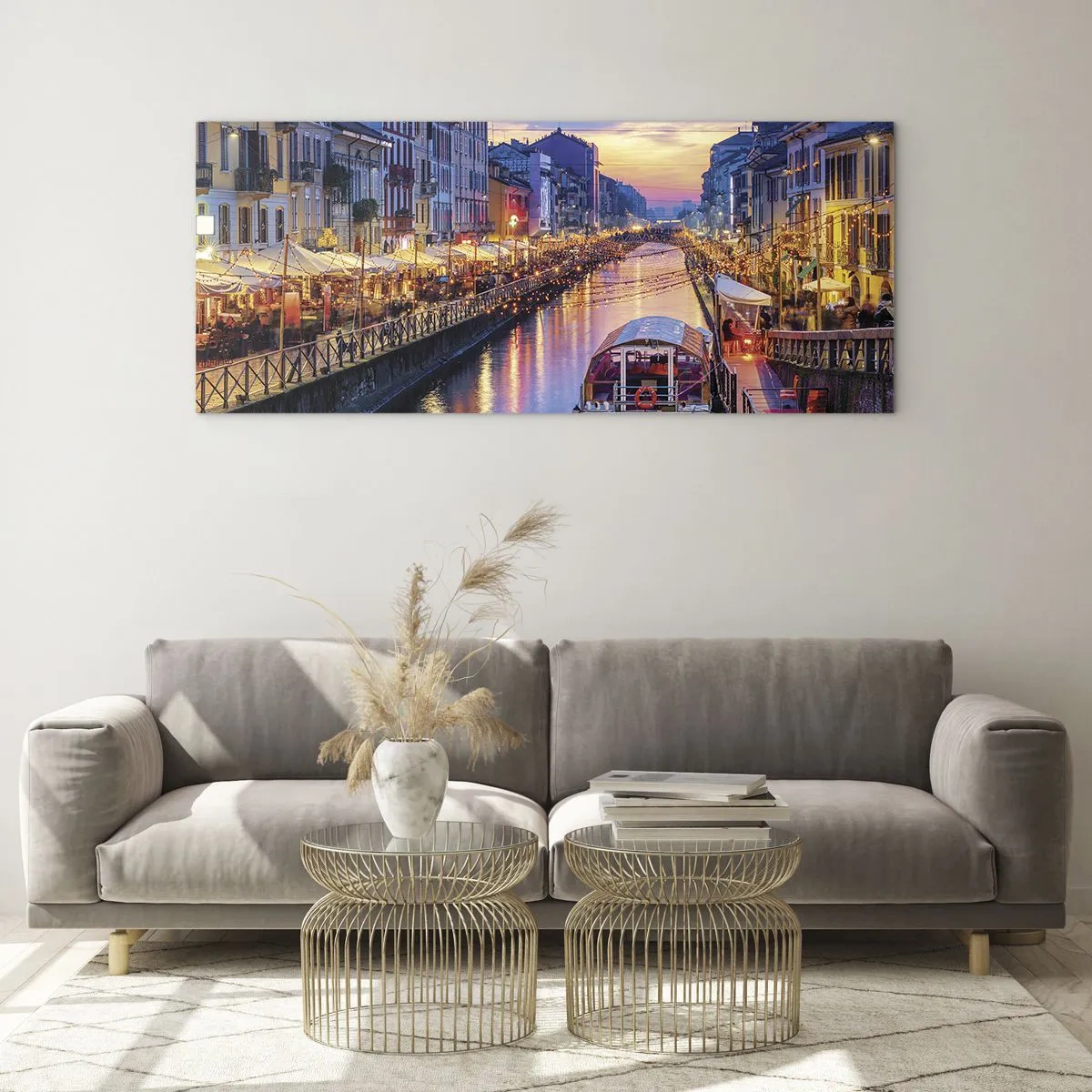 Glasbild - Bild auf glas - Ein Kanal mit Beleuchtung, umgeben von farbenfrohen Gebäuden - 140x50cm - Ein Abend voller Licht und Spaß - Moderne Wanddekoration für Wohnzimmer und Schlafzimmer ARTTOR