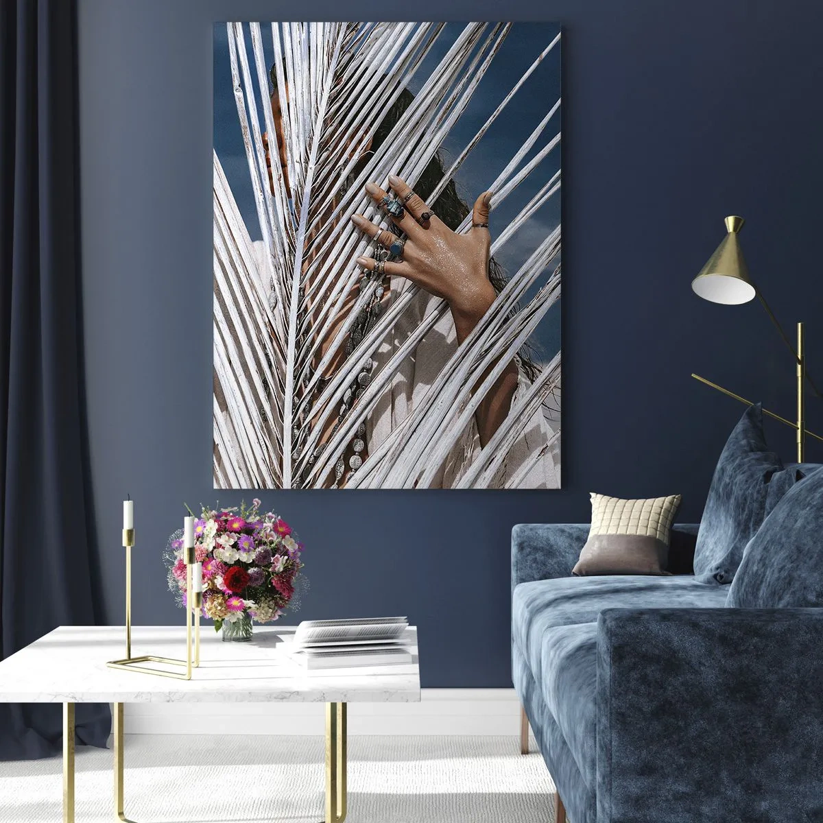 Glasbild - Bild auf glas - Mit Ringen geschmückte Frauenhände hinter einer trockenen Palme - 50x70cm - Das Mädchen des Schamanen? - Moderne Wanddekoration für Wohnzimmer und Schlafzimmer ARTTOR