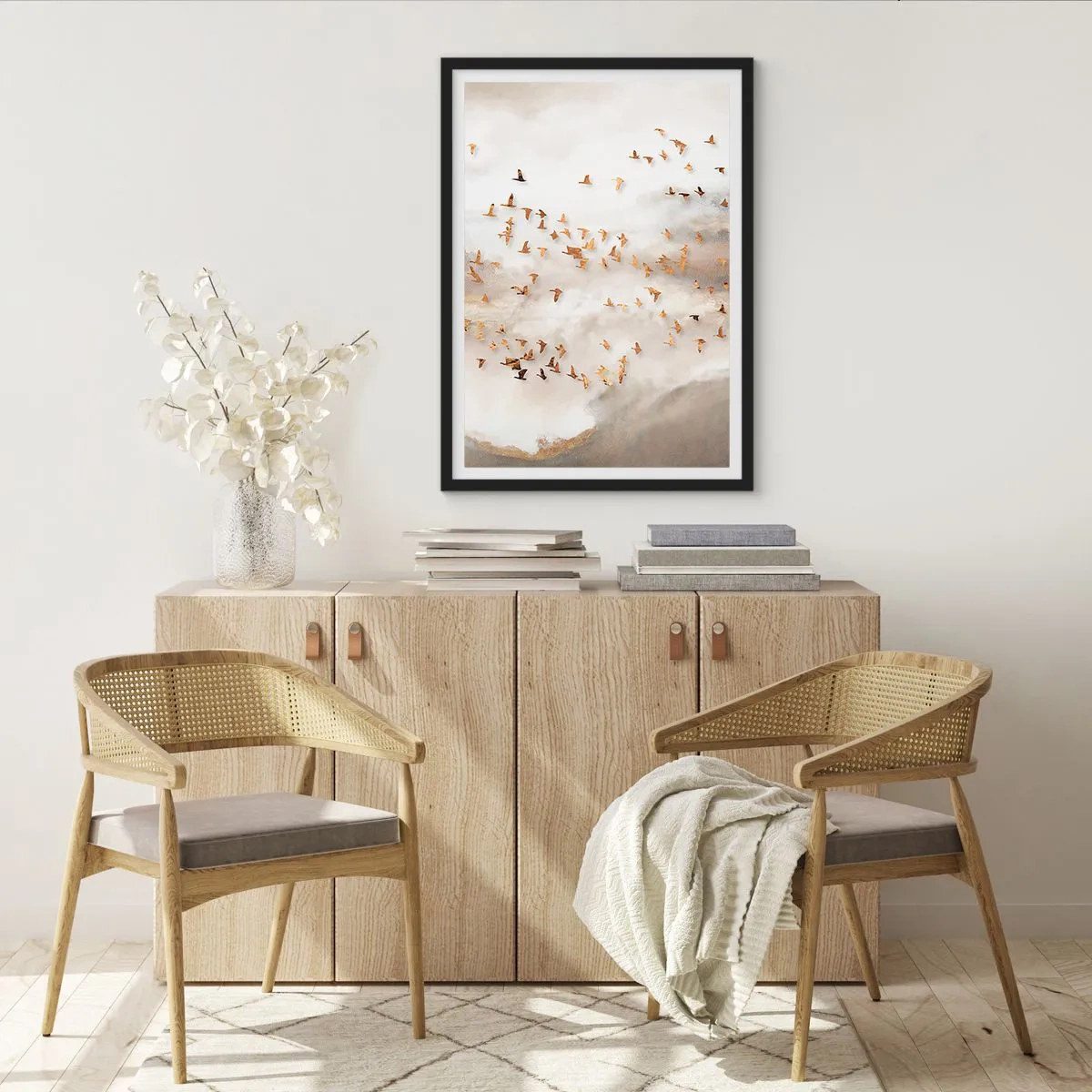 Poster in einem schwarzem Rahmen - Ein Vogelschwarm schwebt zwischen den nebligen Wolken - 50x70cm - Es ist schon die Zeit… - Moderne Wanddekoration für Wohnzimmer und Schlafzimmer ARTTOR