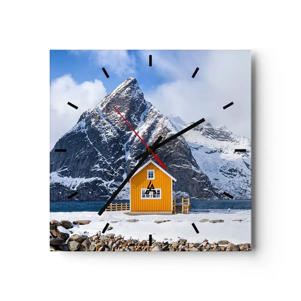 Wanduhr - Glasuhr - Ein gelbes Haus vor der Kulisse schneebedeckter Berge und des Meeres - 30x30cm - Skandinavische Feiertage - Moderne Wanddekoration für Wohnzimmer und Schlafzimmer ARTTOR